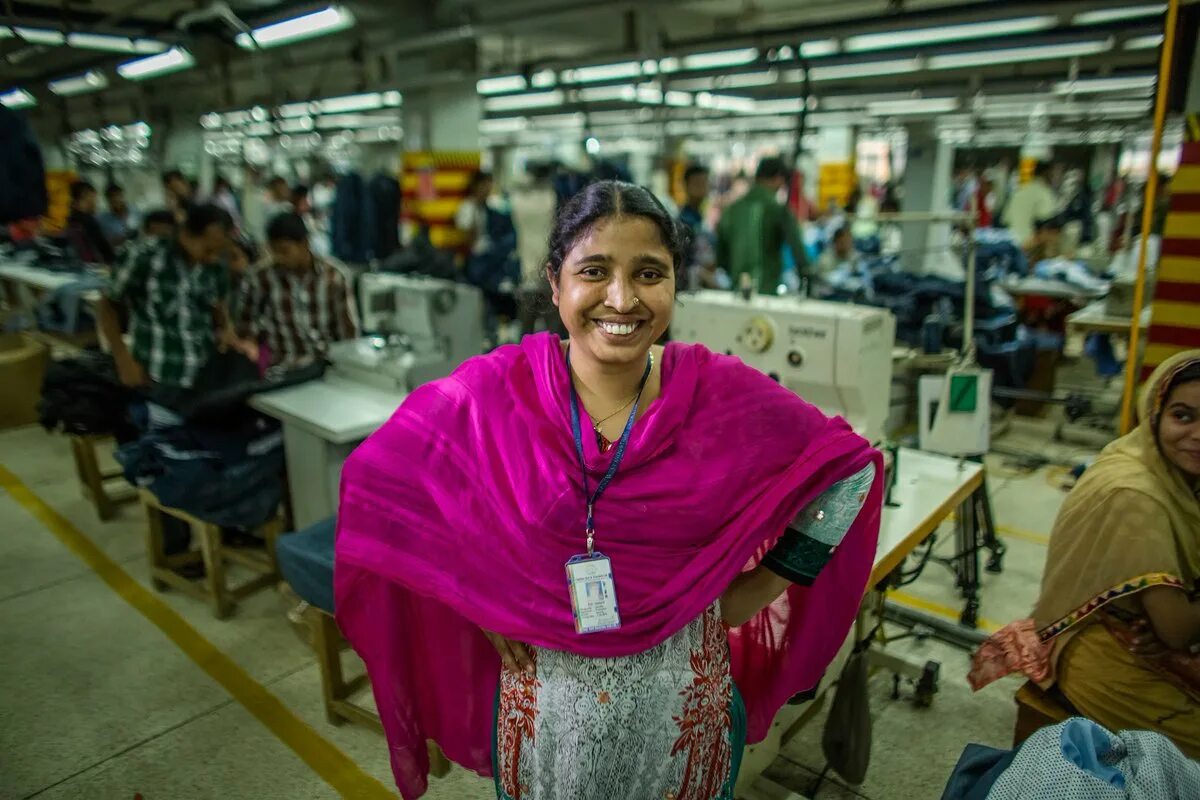 Made in bangladesh. Газипур Бангладеш. Бангладеш одежда. Женская одежда в Бангладеш. Бангладеш производство одежды.