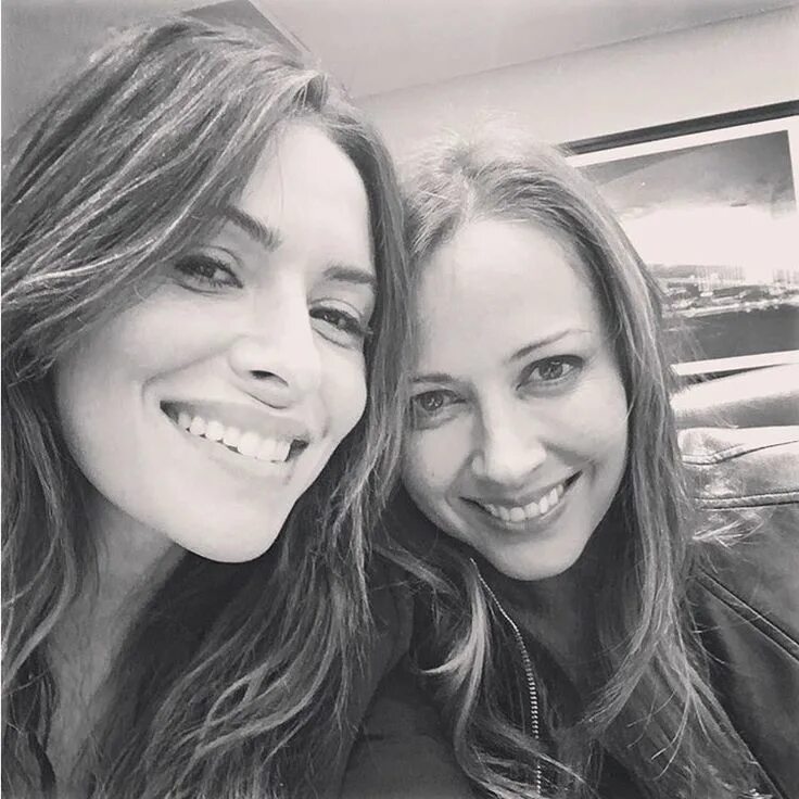 Sarah and i at home. Эми акер. amy acker and sarah shahi.