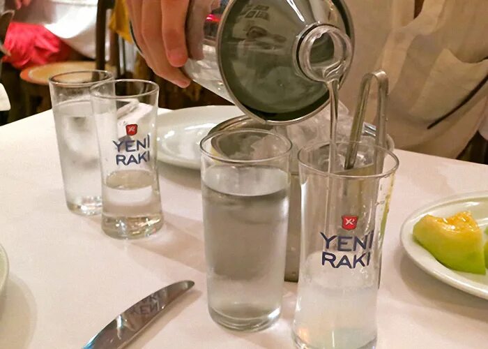 что пьют турки белая жидкость. турецкий алкогольный напиток белого цвета. турецкий чай в руке. мутный напиток в турции. стакан для турецкой ракии.