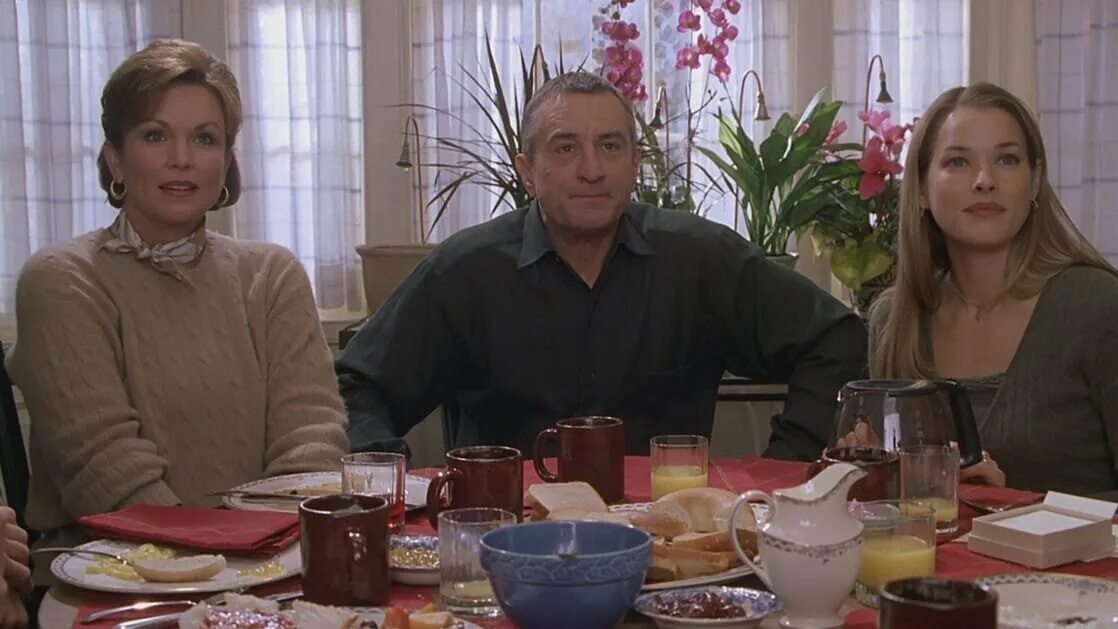 Знакомить с семьей. Знакомит с родителями. Знакомиться с родителями девушки. Meet the parents фильм 2000. Где девушка знакомит парня с родителями.