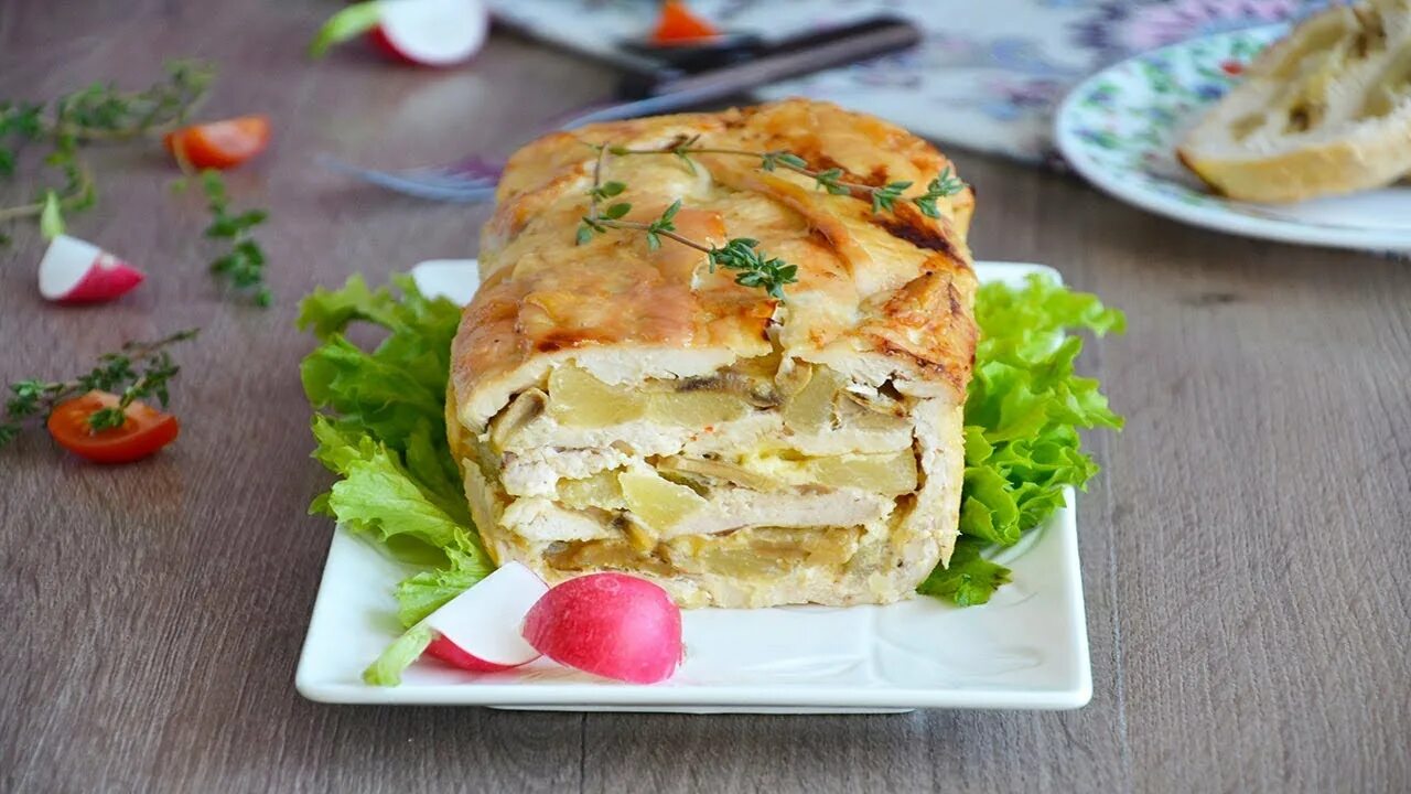 Куриный закусочный торт. Закусочный куриный торт. закусочный торт с курицей и грибами. закусочный торт с курицей. закусочный тортик из куриной грудки.