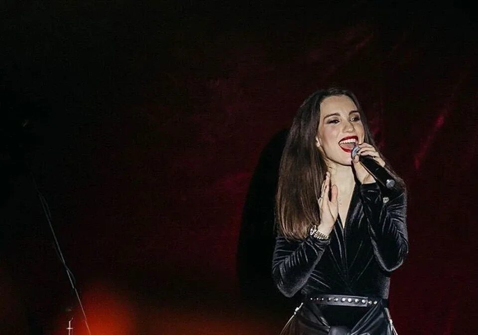 Концерт дайнеко. Концерт дайнеко. Вика дайнеко. Вика дайнеко в сапогах. Вика дайнеко концерт.