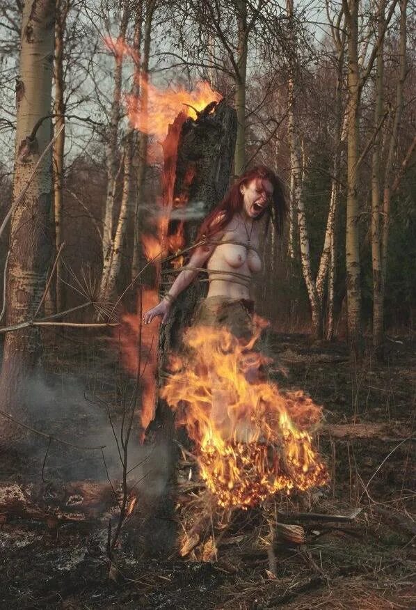 инквизиция сожжение ведьм. почему рыжих девушек сжигали. рыжая ведьма на костре. рыжая ведьма на костре. святая инквизиция сожжение еретиков.