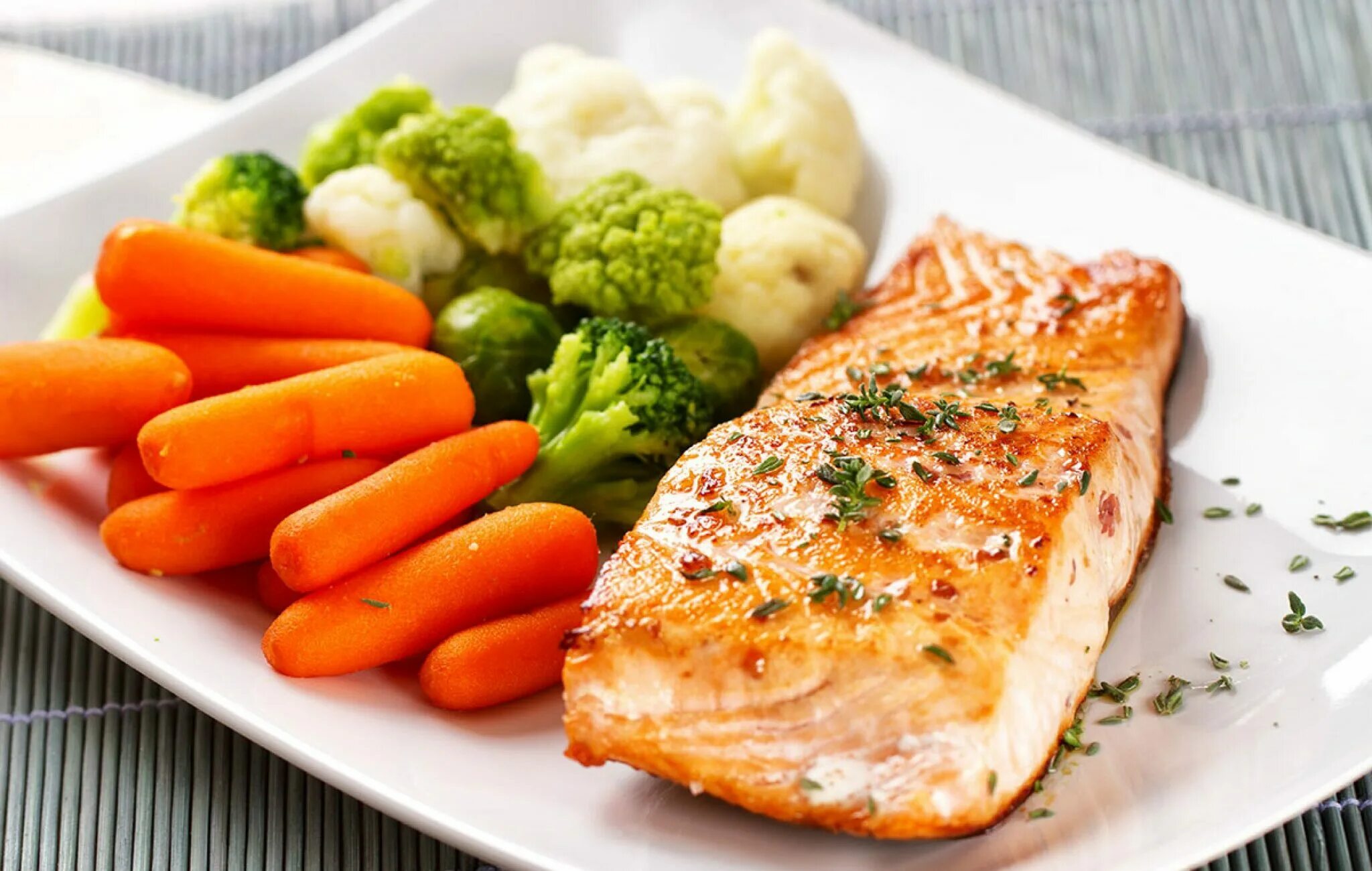 Midasbay com. Рыба с овощами. Рыба запеченная с овощами. Ужин рыба с овощами. Гарнир к рыбе.