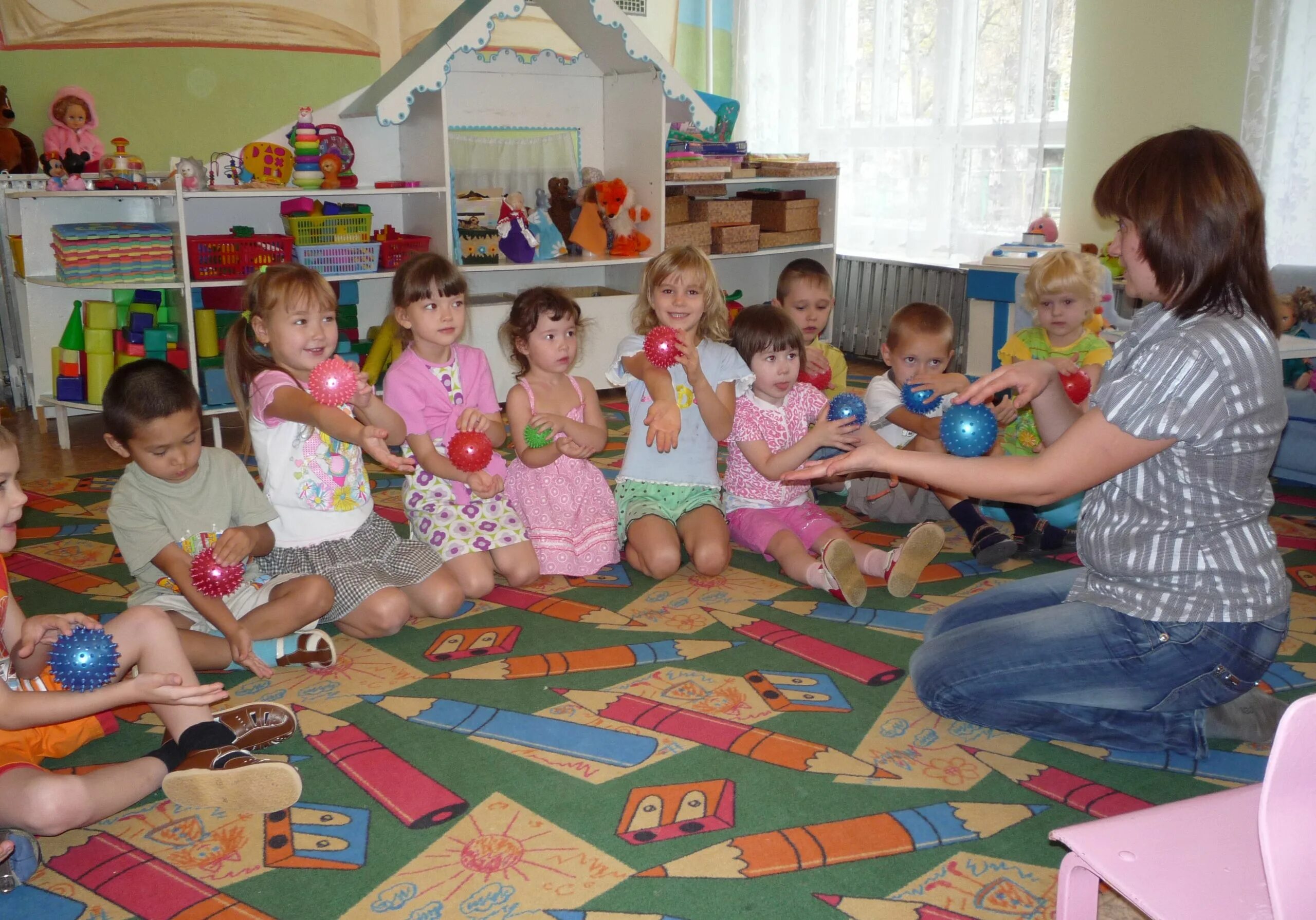 Занятия для младших дошкольников. Дети в детском саду. старшая группа в садике. игрушки для ясельной группы. занятия в садике.