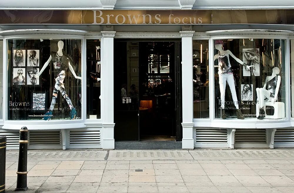 Browns london. Бутика Brown’s. Фирменный магазин Браун. Лондонским магазином Brown’s Focus.. Том Браун магазины.