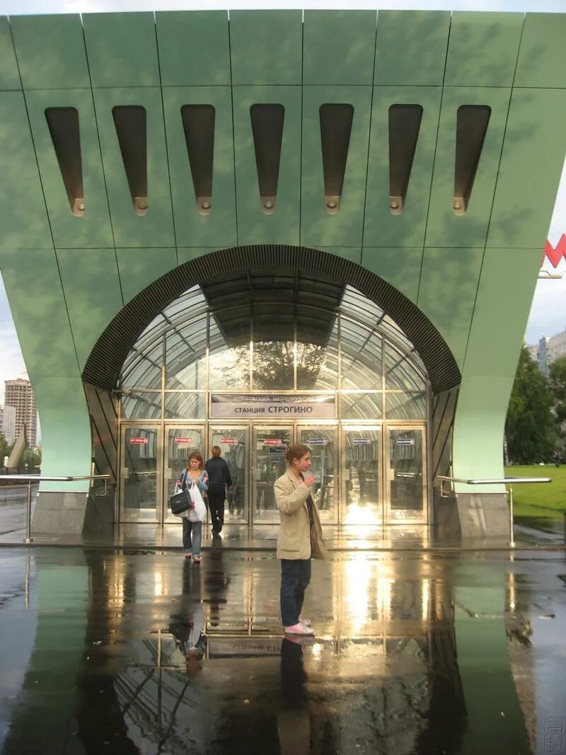 Москва станция метро строгино. Станция метро Строгино. Станция метро Строгино Москвы. Строгино станция метро снаружи. Метро Строгино снаружи.