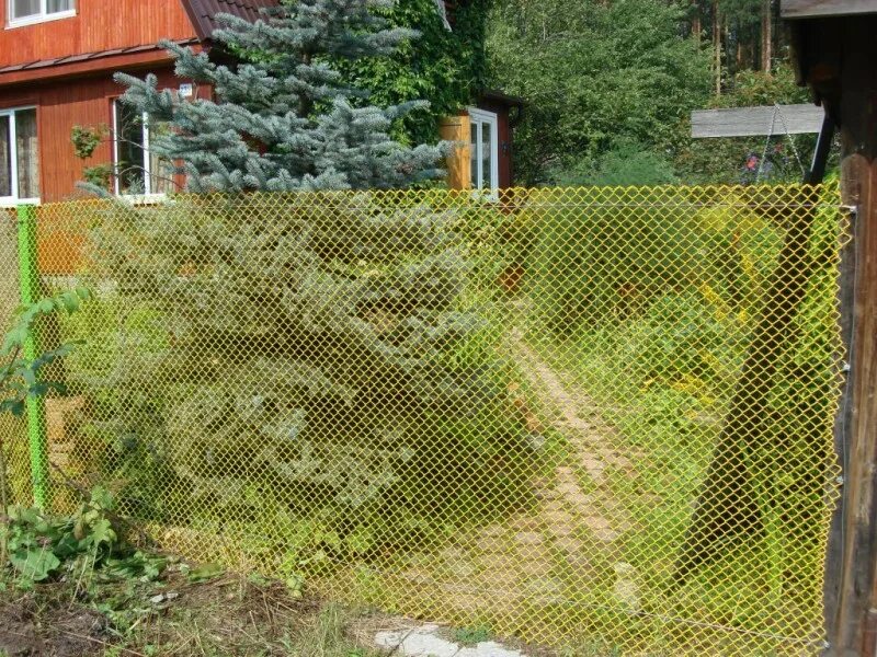 Фотозабор пвх фотосетка. Проклейка и люверсы. Сетка на забор с люверсами. Рабица цветная для забора желтая. Фотосетка.