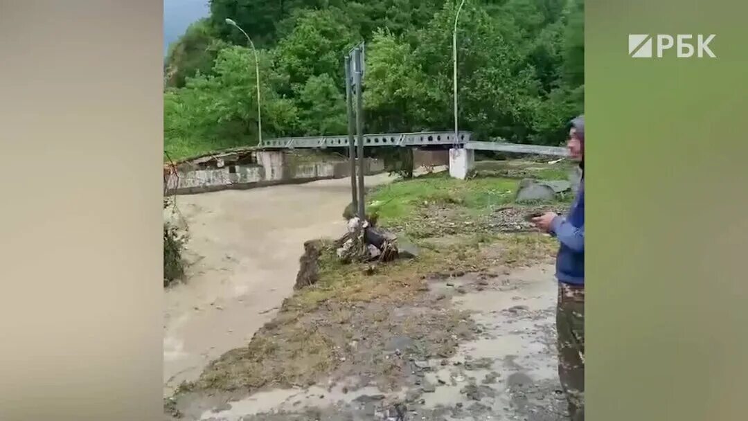 Трагедия сочи девушку. Автомобиль унесло в море сочи. в сочи автомобили смыло в море. сочи река вышла машины унесло.