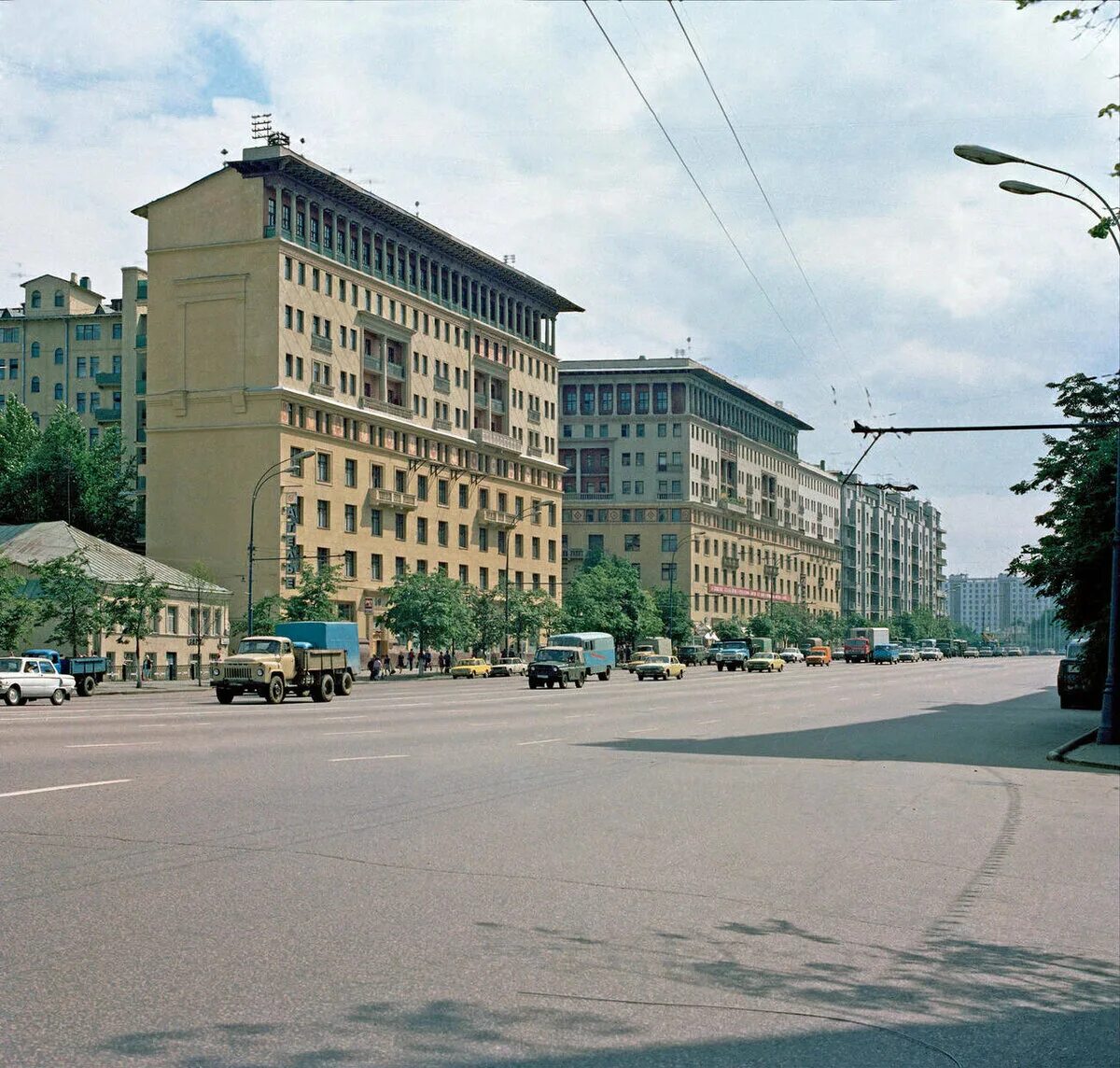 Улица Земляной вал Москва Чкалов. Москва ул. Чкалова в 1936. Улица Земляной вал (в 1922-1991 годах - улица Ломоносова). Улица Земляной вал Москва.