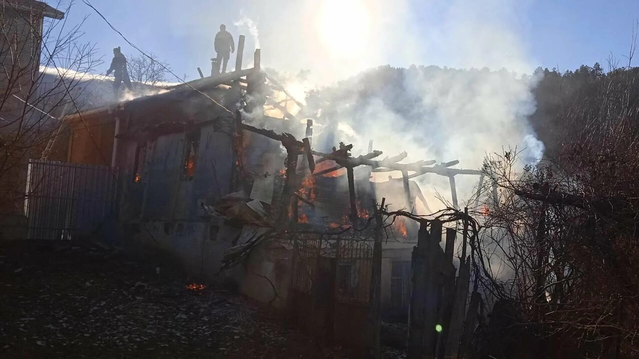 Что горит в крыму сейчас сегодня. Дом горит. пожар фото. сгоревший дом. огонь пожар.