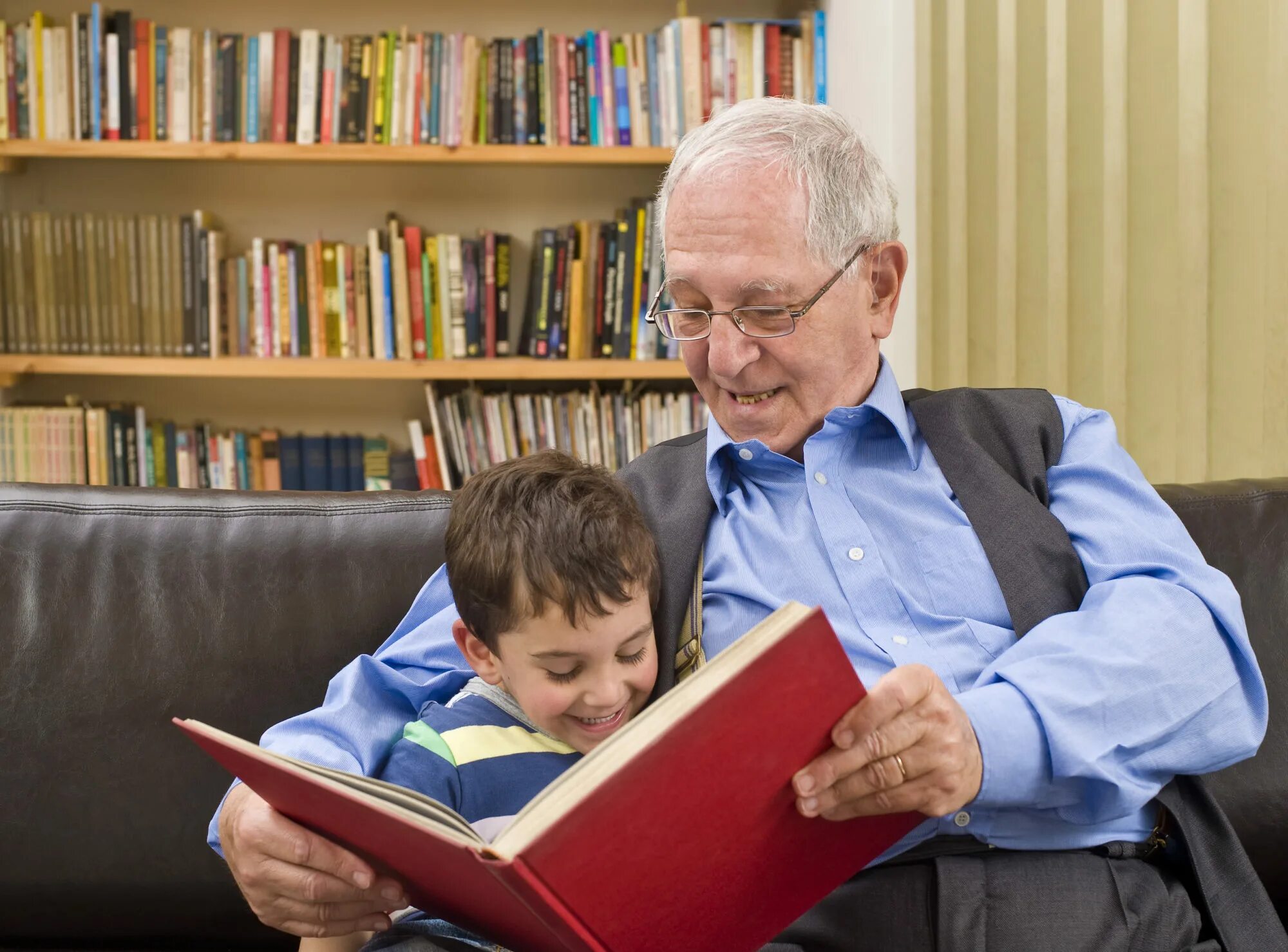 Золотой ключик или приключения буратино сюжет. Книга санта клаус. Вечерами дед читал нам какую нибудь книгу. Вечерами дед читал нам какую нибудь книгу. Детская книга элишка.