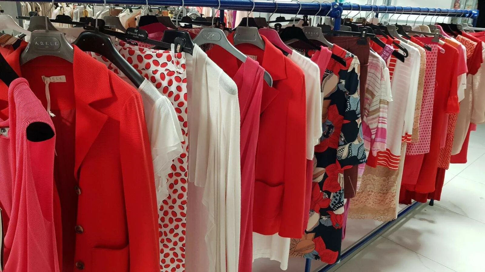 Женская одежда оптом. Качественная одежда оптом. Вещи секонд хенд. Склад одежды. Оптовый сайт одежды.