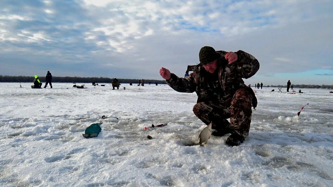 Зимняя рыбалка видео. Рыбалка по первому льду 2022. Река ловать рыбалка зимой. Рыбацкое зимой район. Рыбак зимой.