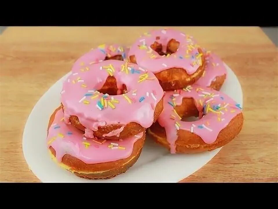 Пончик. Me donas. Dulces. Пончик с шоколадной глазурью и посыпкой. Suharik donasi.