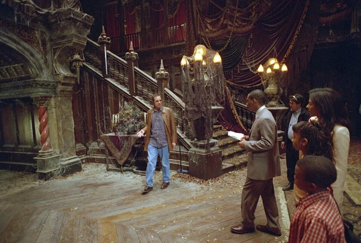 особняк с привидениями википедия. дом на холме с привидениями 1999 фильм. особняк с привидениями ужастик. миссис эверс особняк с привидениями. про призраков в особняках.