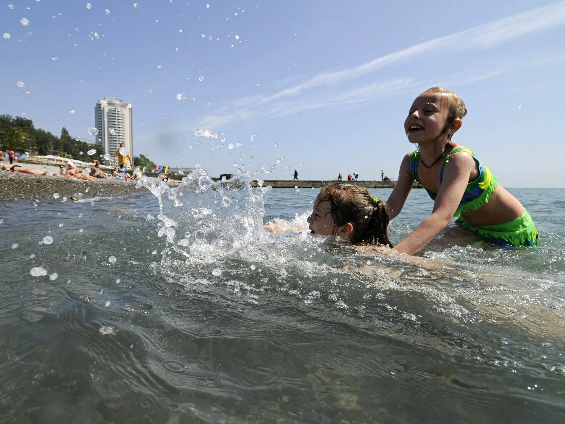 Где в сочи лучше отдыхать с детьми. Черное море с людьми. Купаться в море Сочи. Отдыхающие в Сочи. Сочи море пляж дети.