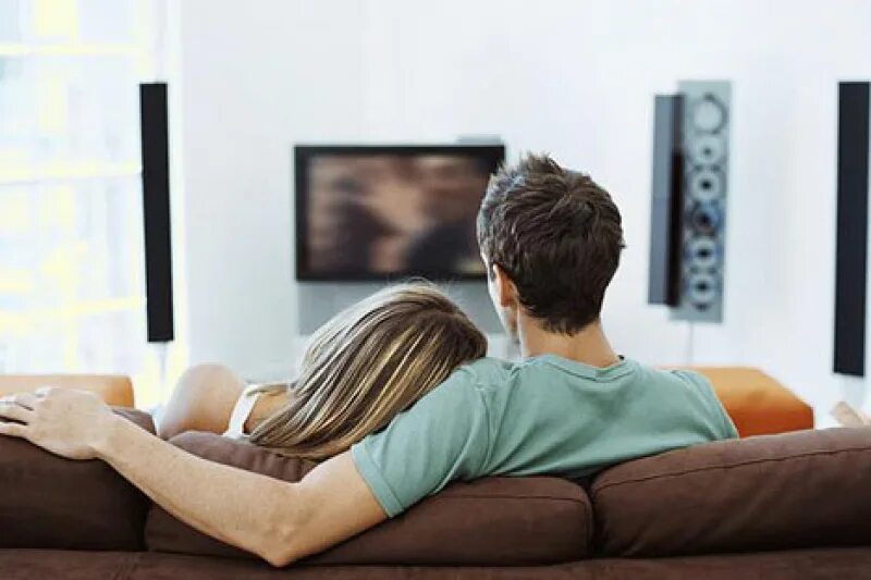 Сайт для просмотра вместе с другом. Пара перед телевизором. Пара на диване перед телевизором. Женщина у телевизора. Парень с девушкой на диване перед телевизором.
