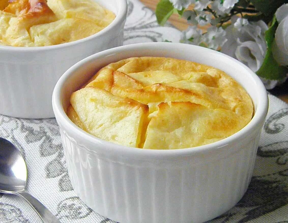 Запеканка в микроволновке быстро и вкусно рецепты. Творожная запеканка в формочках. творожная запеканка в микроволновке. формочки для запеканки. запеканка суфле из творога.