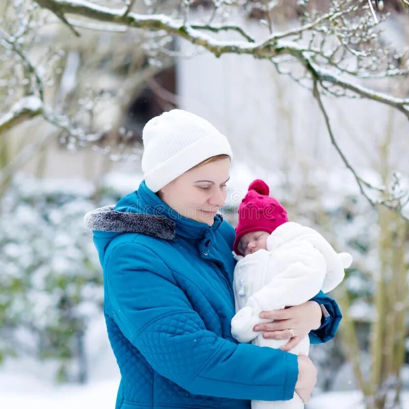 Mother and daughter walk in snow (с изображениями)