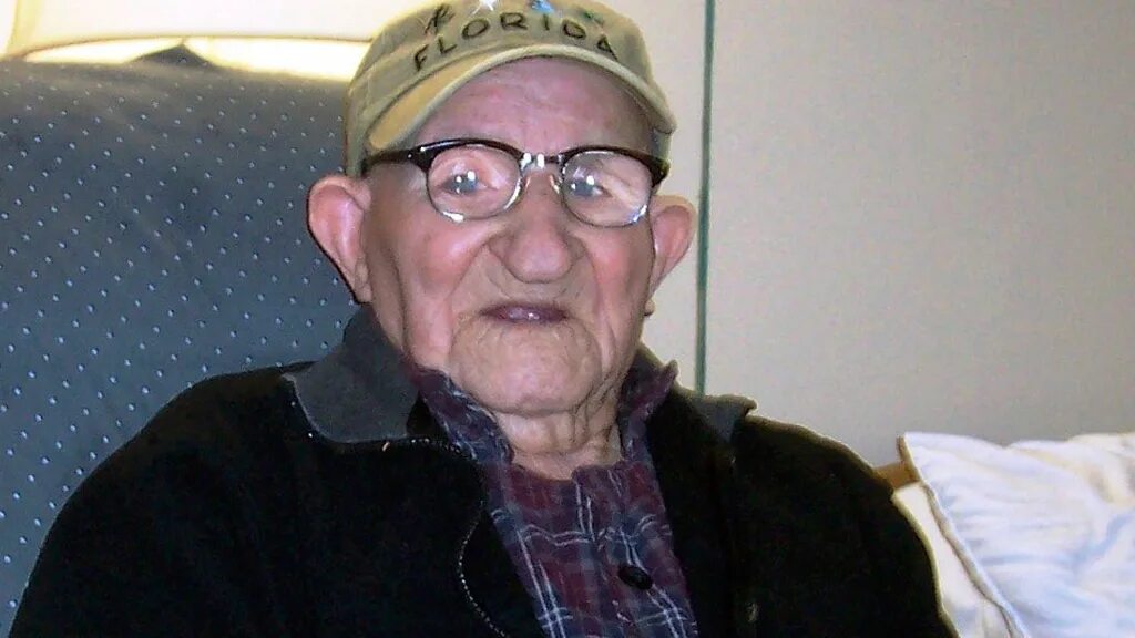 Умер самый старый мужчина в мире. Дзироэмон Кимура 116 лет. Салустиано Санчес. Старейший мужчина в мире скончался в возрасте 112 лет.