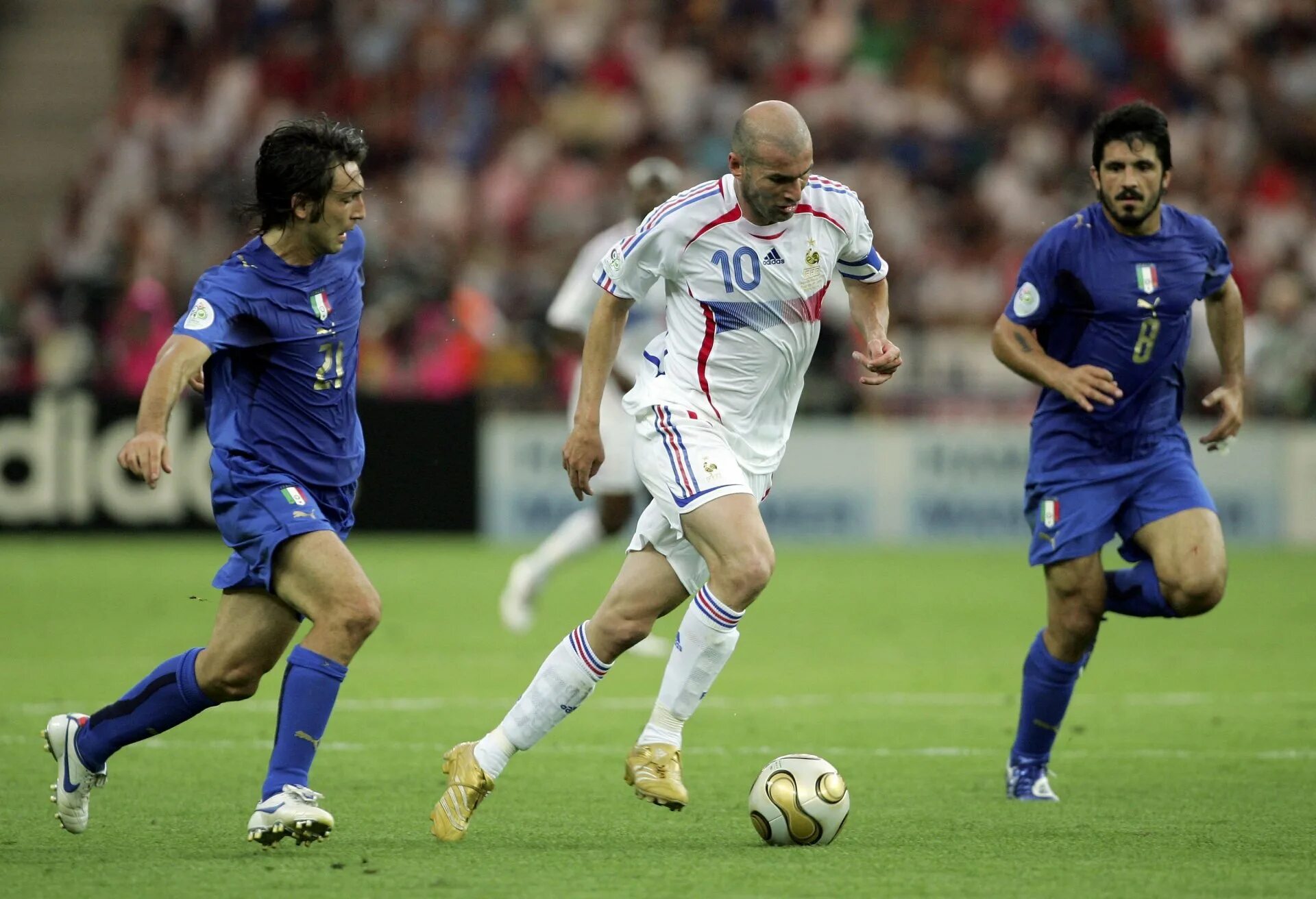 World cup soccer. Зидан Франция 2006 Италия. Зинедин Зидан сборная Франции 2006. Зинедин Зидан 2006.