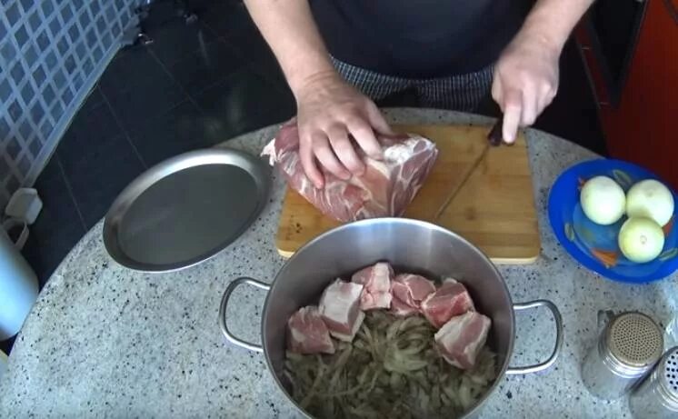 Замочить шашлык в уксусе и луке. Шашлык с уксусом и луком. рассол для шашлыка из свинины с уксусом и луком. уксус для шашлыка пропорции.
