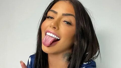 Com bota e boina de couro, a jovem deixou o bumbum tatuado descoberto em cl...