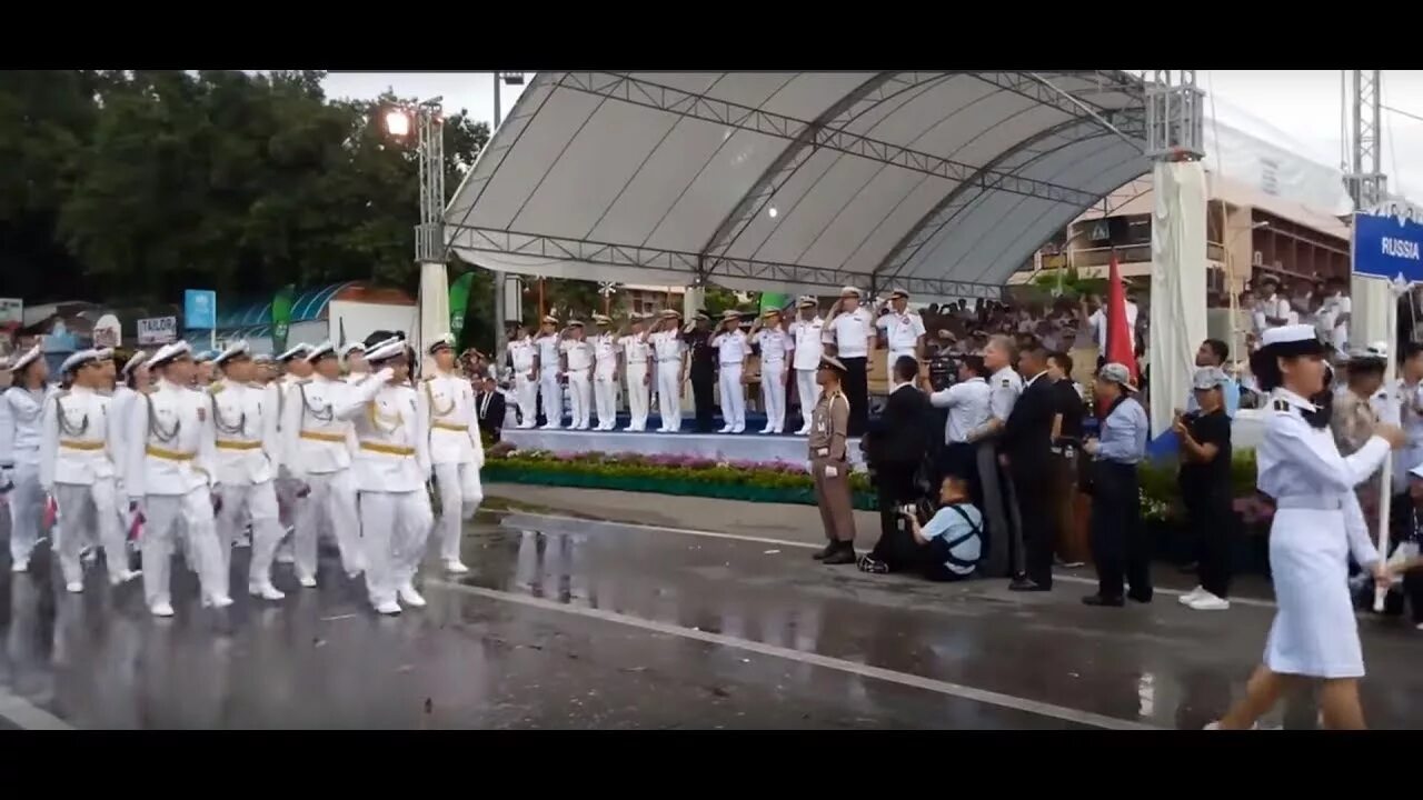 Прощание славянки в параде тайланде. Парад российских моряков в Тайланде. Парад в Паттайе. Русские моряки на параде в Таиланде. Военно морской парад в Тайланде 2017.