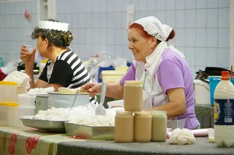 Женщина продает молоко