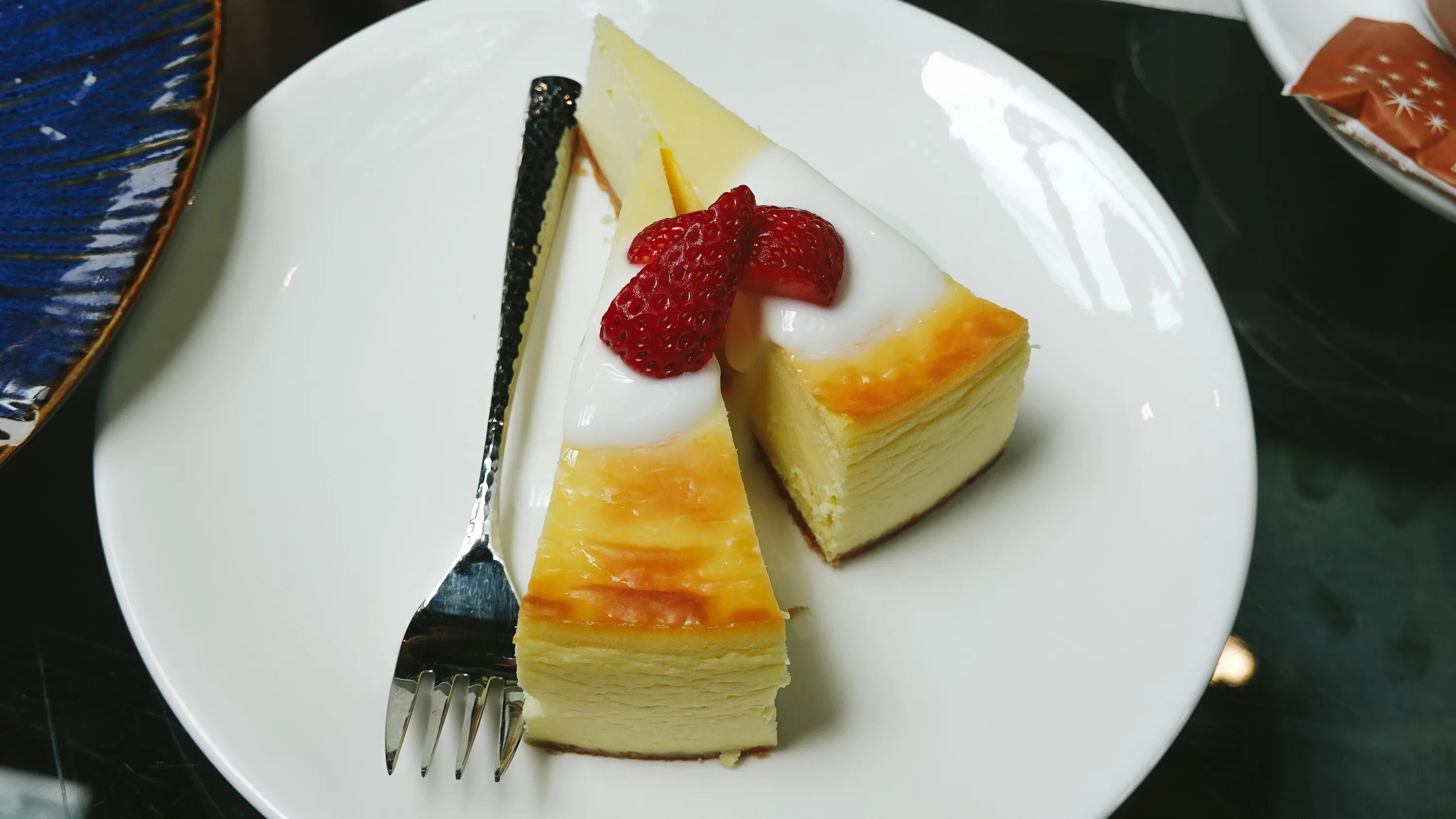 2 кусочка. Два кусочка торта. Два куска торта. Треугольный торт десерт. Долька торта.