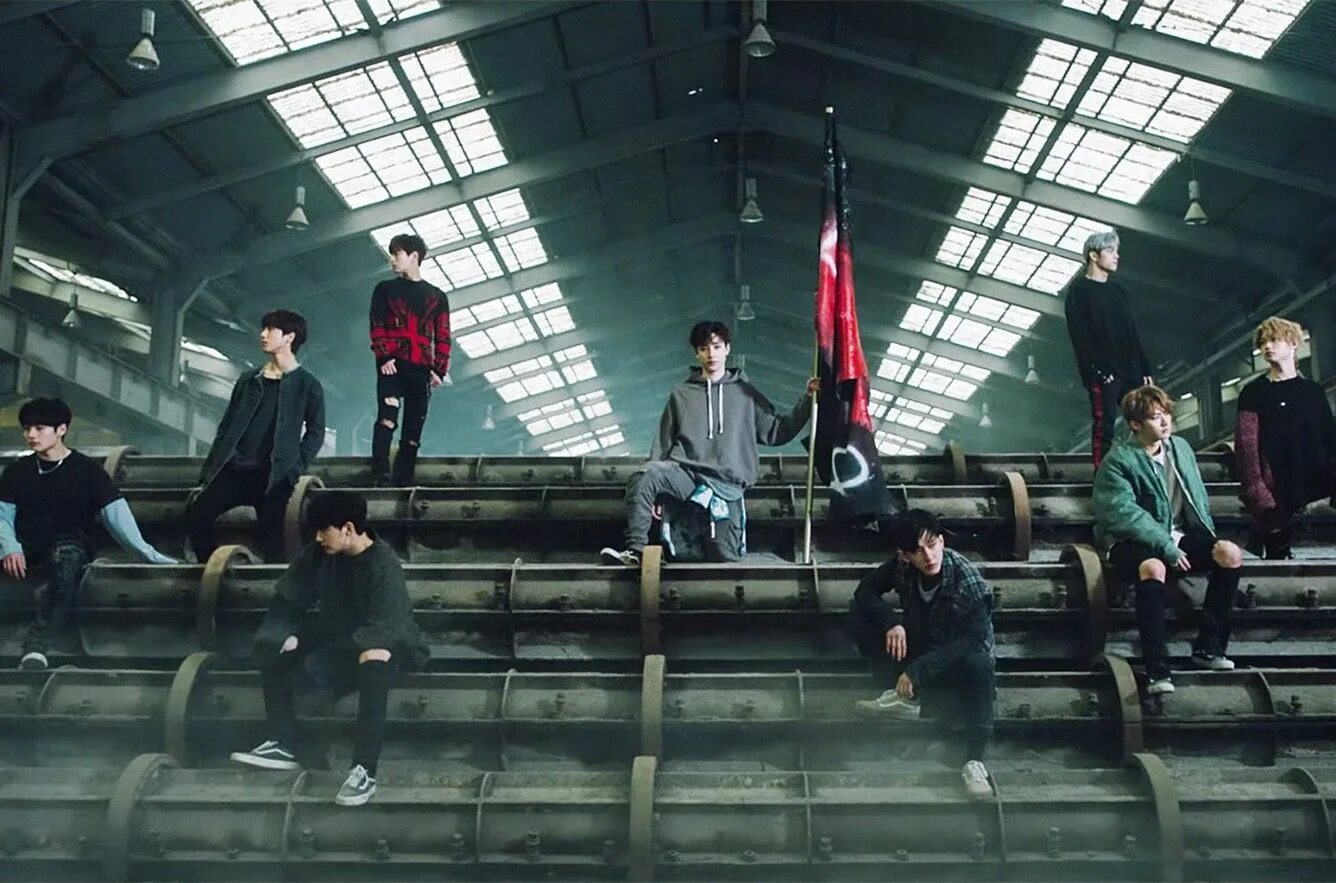 Песня 13 stray kids. Группа Stray Kids дебют. Stray Kids District 9. Группа Stray Kids 2022. District 9 Stray Kids Хан.