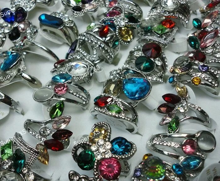 Fallon jewelry бижутерия. Аксессуары бижутерия. Бижутерия фаллон. Фэллон джеверли. Серьги хьюпинг сваровски.