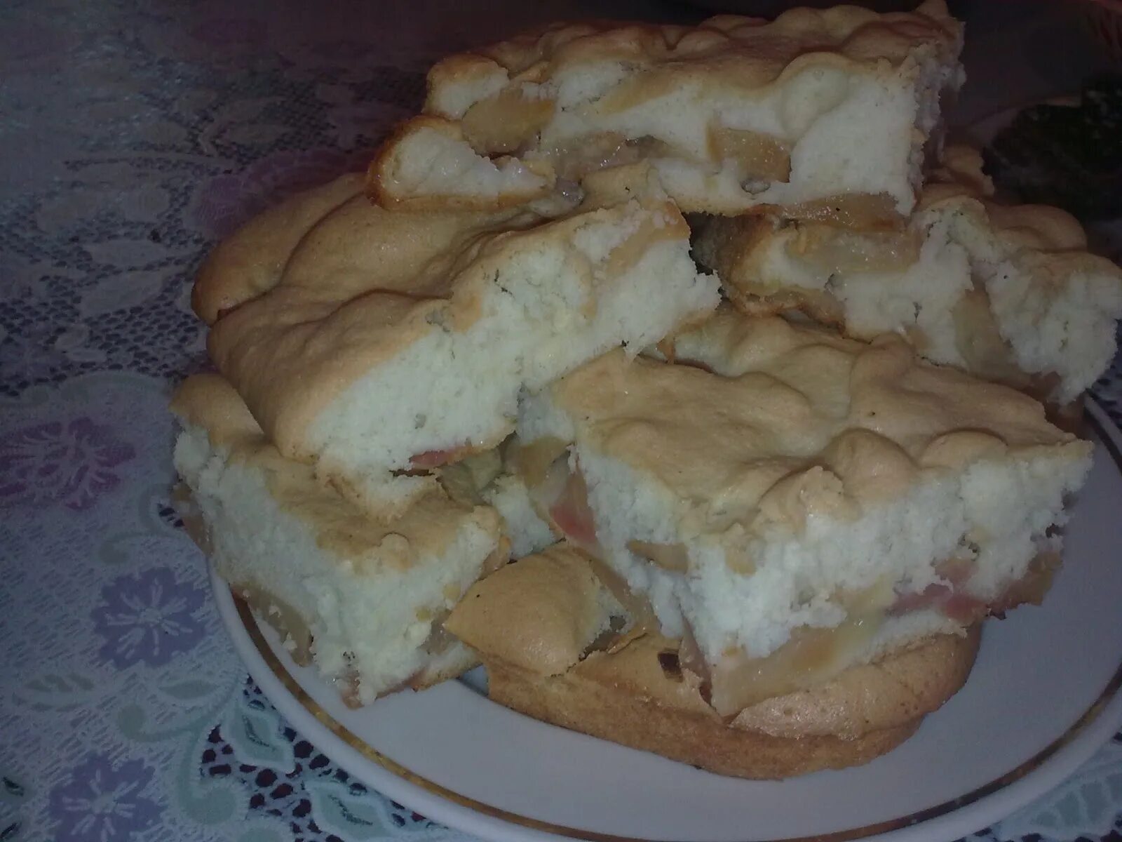 Творожный пирог гости на пороге. Олмали пирог тайерлаш узбек. Рецепт пирога на пороге. Гостья на пороге пирог. Пирог гости на пороге.