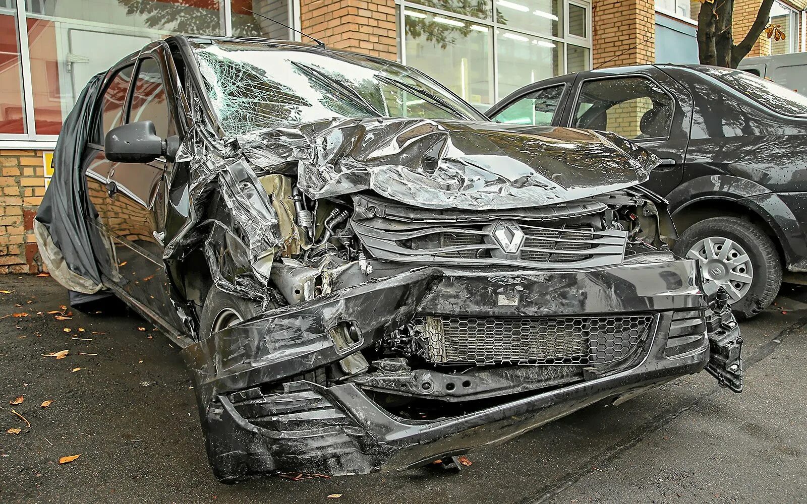 Битая машина. Автомобиль после аварии.