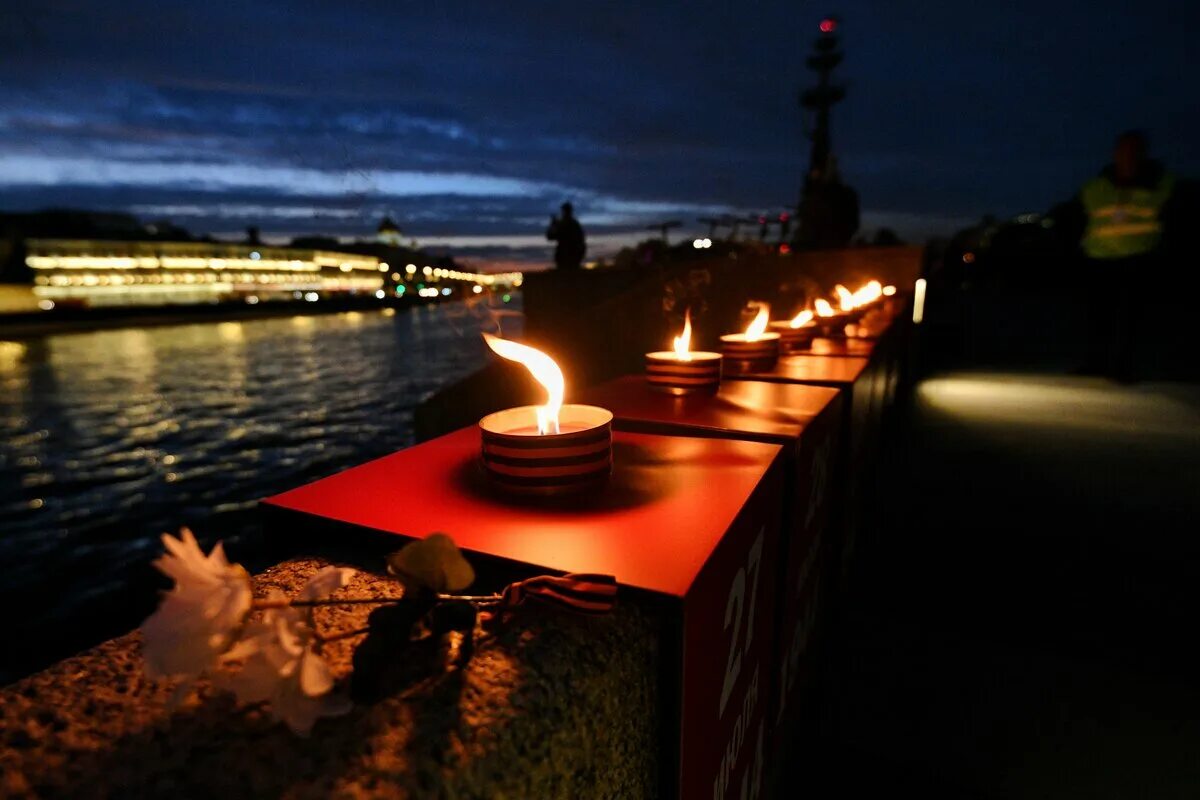 День памяти и скорби в израиле. День памяти и скорби в москве. 22 июня вечный огонь. Памятник штирлицу в ясенево. День памяти.
