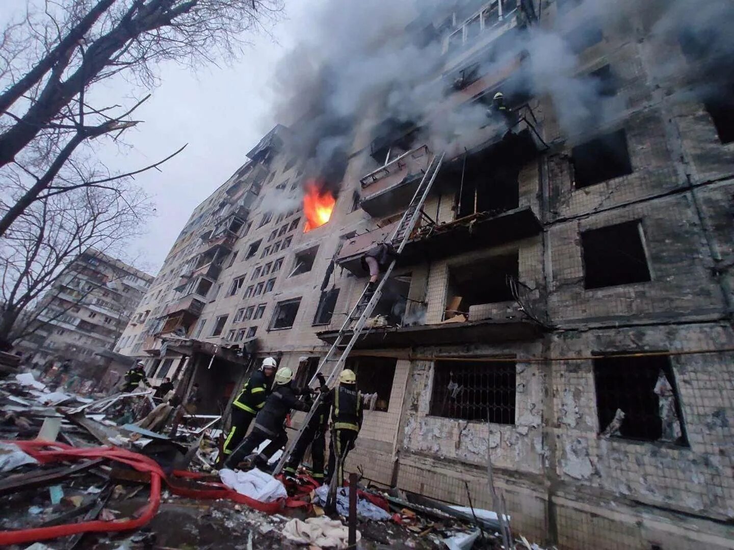 Взрыв в киеве сегодня последние новости. Оболонь Киев после обстрела 2022. Обстрел жилых домов в Киеве. Разрушенные здания в Киеве. Разрушенные дома в Украине.