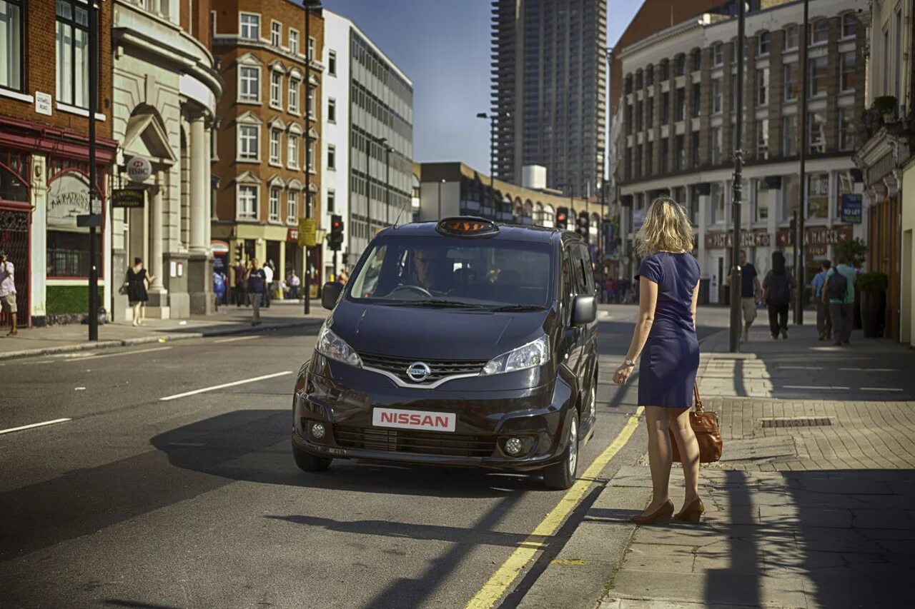 Столица останавливаться. Лондон машины. Новые Лондонские такси. Современное такси Nissan в Лондоне.