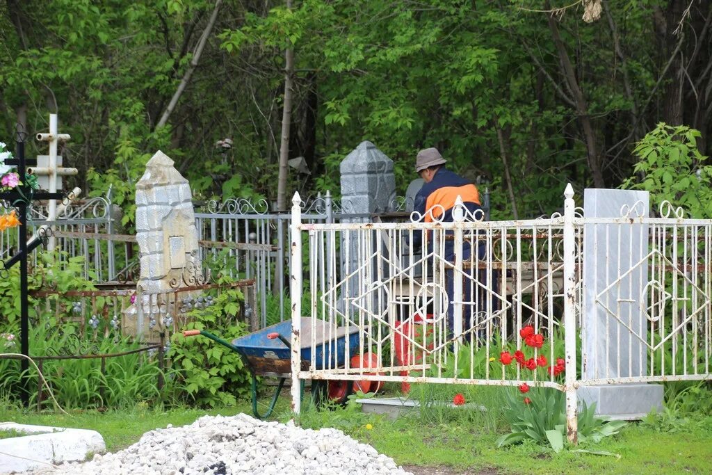 Радоница на кладбище. Городское кладбище Калининград Балтийское шоссе Радоница. Городское кладбище Серпухов. Радоница на кладбище Курган. Радоница в саратовской области