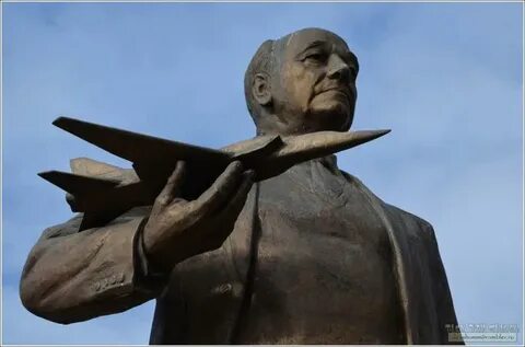 Памятник туполеву