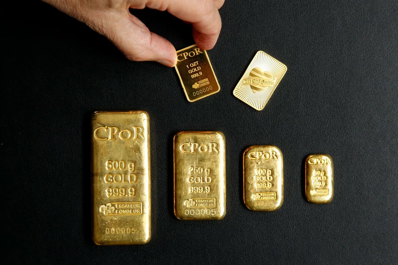 Продажа золота за грамм на сегодня. 50 Граммовый слиток золота. 10 Граммовый слиток золота. Слиток золота 10 грамм. Золото слиток 10гр.