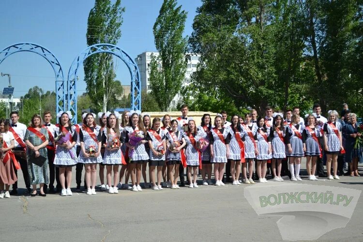 15 школа волжский. Первоклассница последний звонок. Школа 15 Волжский фото. Фотосессия для первоклашек выпускной. 37 Школа Волжский.