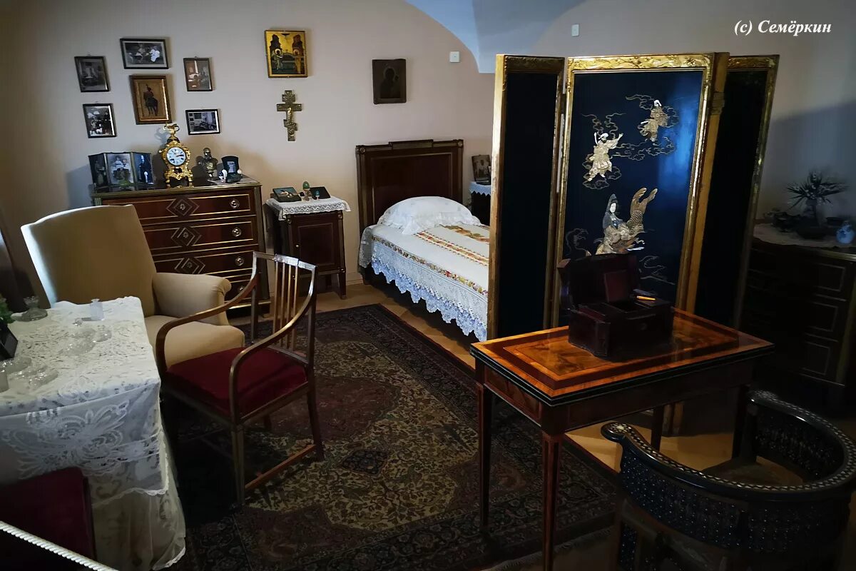 Комната в гатчинском районе. Комнаты александра 3 в гатчинском дворце. Улица крупской гатчина. Кабинет александра 3 в гатчине. Комната в гатчинском районе.