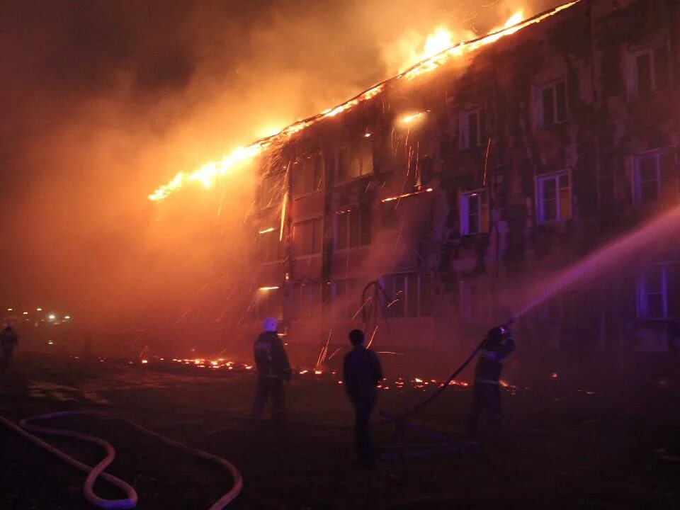 Горящие здания. Пожар в краснодаре 13. Пожар в краснодаре 13 сентября 2020 года. Горящий город. Великий пожар в лондоне в 1666.