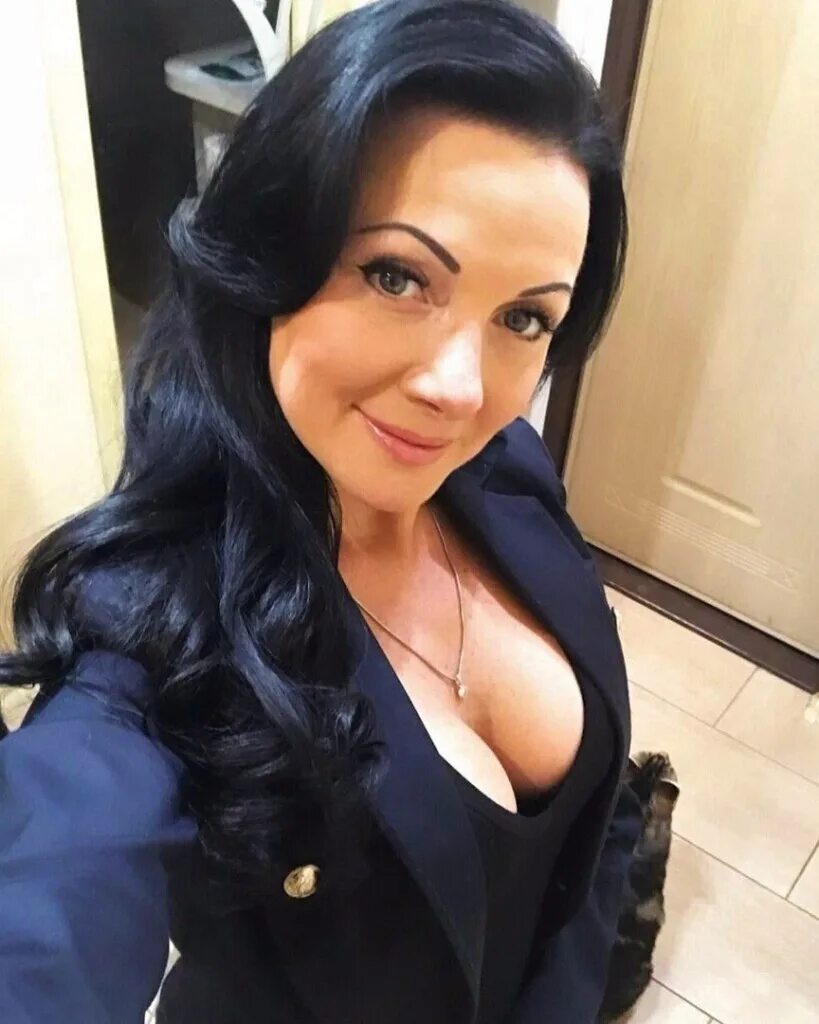 Богатые женщины ищут молодых. Зрелая богатая. Марина васина арзамас. Зрелые русские блондинки. Богатая дама ищет мальчика.