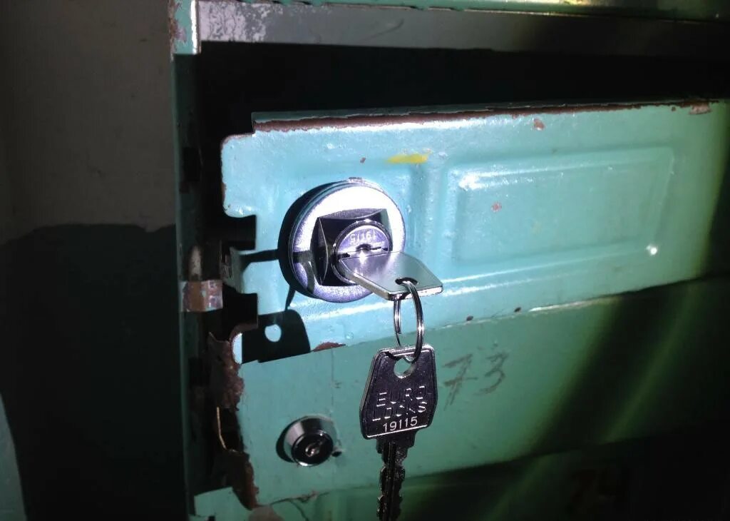 Замок навесной для почтового ящика. Почтовый замок установка. Замок почтовый без ключа. Замок почтовый z/p0703-м. Замок почтовый без ключа.