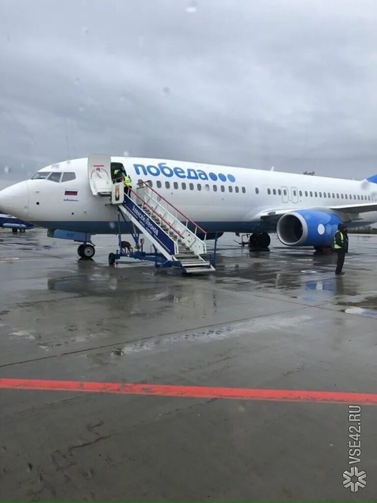 Самолет кемерово. Самолет победа. Самолет победа на Москву. Самолеты победа авиакомпания. Москва с самолета.