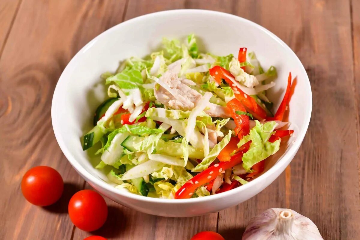 Овощи помидоры огурцы. Салат огурцы помидоры. Салат из свежей капусты с огурцом и помидором. Салат с капустой и помидорами. Огурцы помидоры капуста.