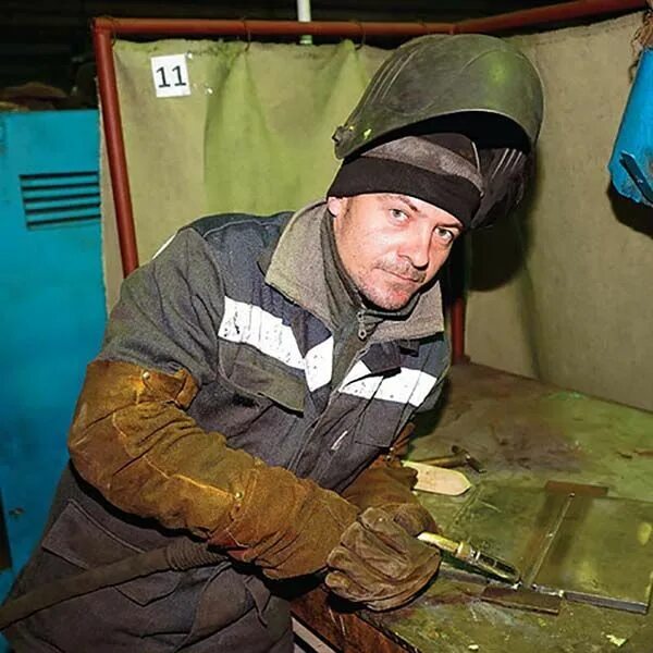 Сварщик октябрьский. Спецодежда слесаря мср. Сборщик металлоконструкций. Сварка алюминия рдс. Сварщик на заводе.
