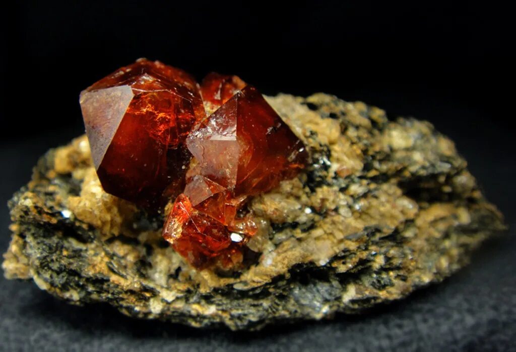 Циркон минерал. Циркон минерал. Циркон минерал. Циркон малакон. Альбит циркон.